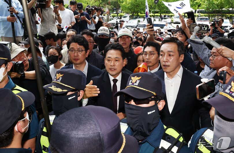 본문 이미지 - 장동혁 국민의힘 대표가 5일 서울 송파구 잠실7동 제2투표소에서 이송된 투표함 개표소인 올림픽공원 핸드볼경기장에 도착하고 있다. 2026.6.5 ⓒ 뉴스1 김도우 기자