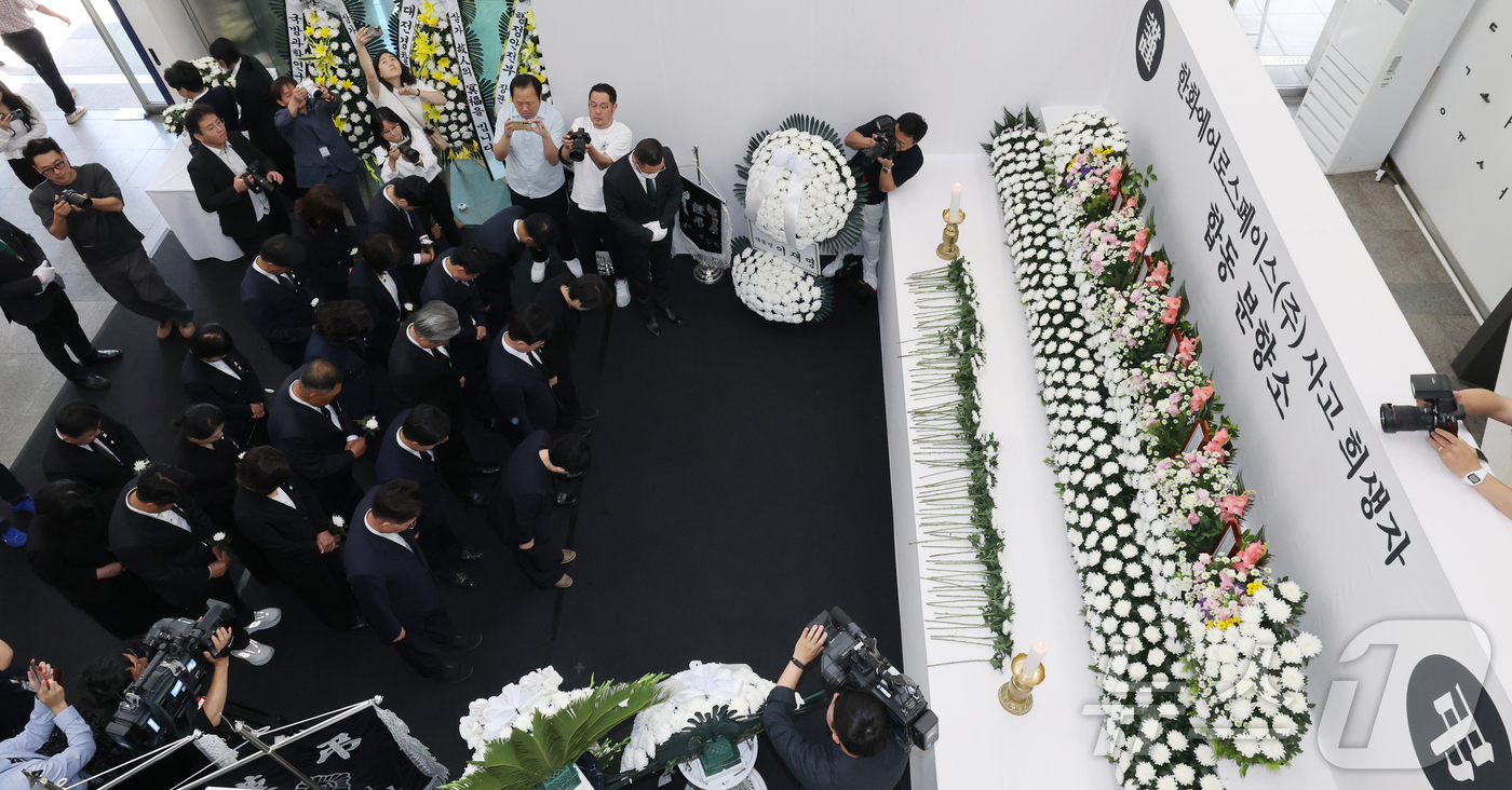 (대전=뉴스1) 김기태 기자 = 허태정 대전시장 당선인을 비롯해 더불어민주당 대전지역 지방선거 당선인들이 5일 오전 대전 유성구청에 마련된 한화에어로스페이스 사고 희생자 합동분향소 …