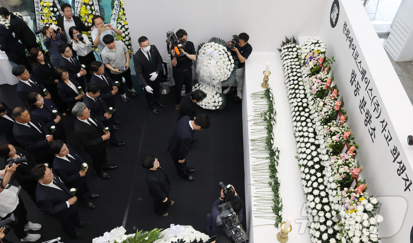 (대전=뉴스1) 김기태 기자 = 허태정 대전시장 당선인을 비롯해 더불어민주당 대전지역 지방선거 당선인들이 5일 오전 대전 유성구청에 마련된 한화에어로스페이스 사고 희생자 합동분향소 …