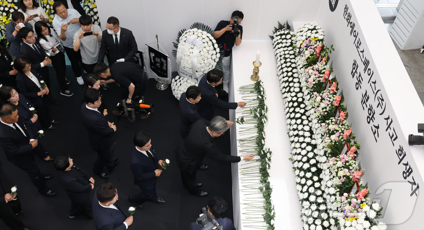 (대전=뉴스1) 김기태 기자 = 더불어민주당 대전지역 지방선거 당선인들이 5일 오전 대전 유성구청에 마련된 한화에어로스페이스 사고 희생자 합동분향소에서 고인을 추모하고 있다. 20 …
