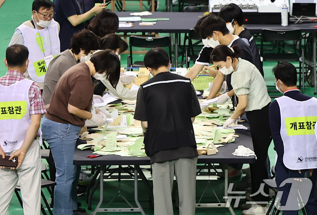 (서울=뉴스1) 김도우 기자 = 5일 서울 송파구 올림픽공원 핸드볼경기장에서 '투표용지 부족 사태'가 불거져 개표가 미뤄졌던 잠실7동 제2투표소 투표함의 개표가 진행되고 있다. 2 …