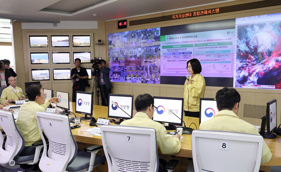 김민석 총리, 폭염·집중호우 대비 국가기상센터 방문