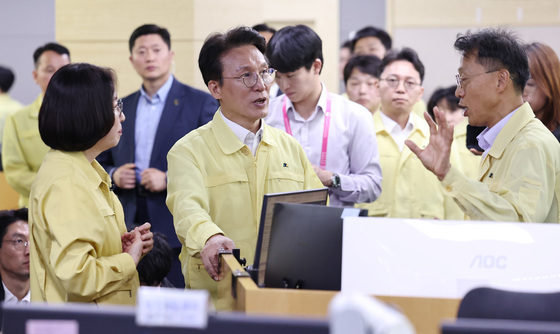 기상청 지진화산 종합상황실 찾은 김민석 총리