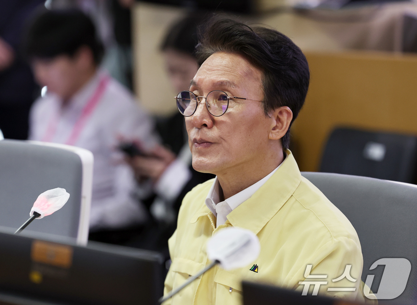 (서울=뉴스1) 구윤성 기자 = 김민석 국무총리가 5일 폭염 및 집중호우 대비 현장점검을 위해 서울 동작구 기상청 국가기상센터를 방문해 업무보고를 받고 있다. 2026.6.5/뉴스 …
