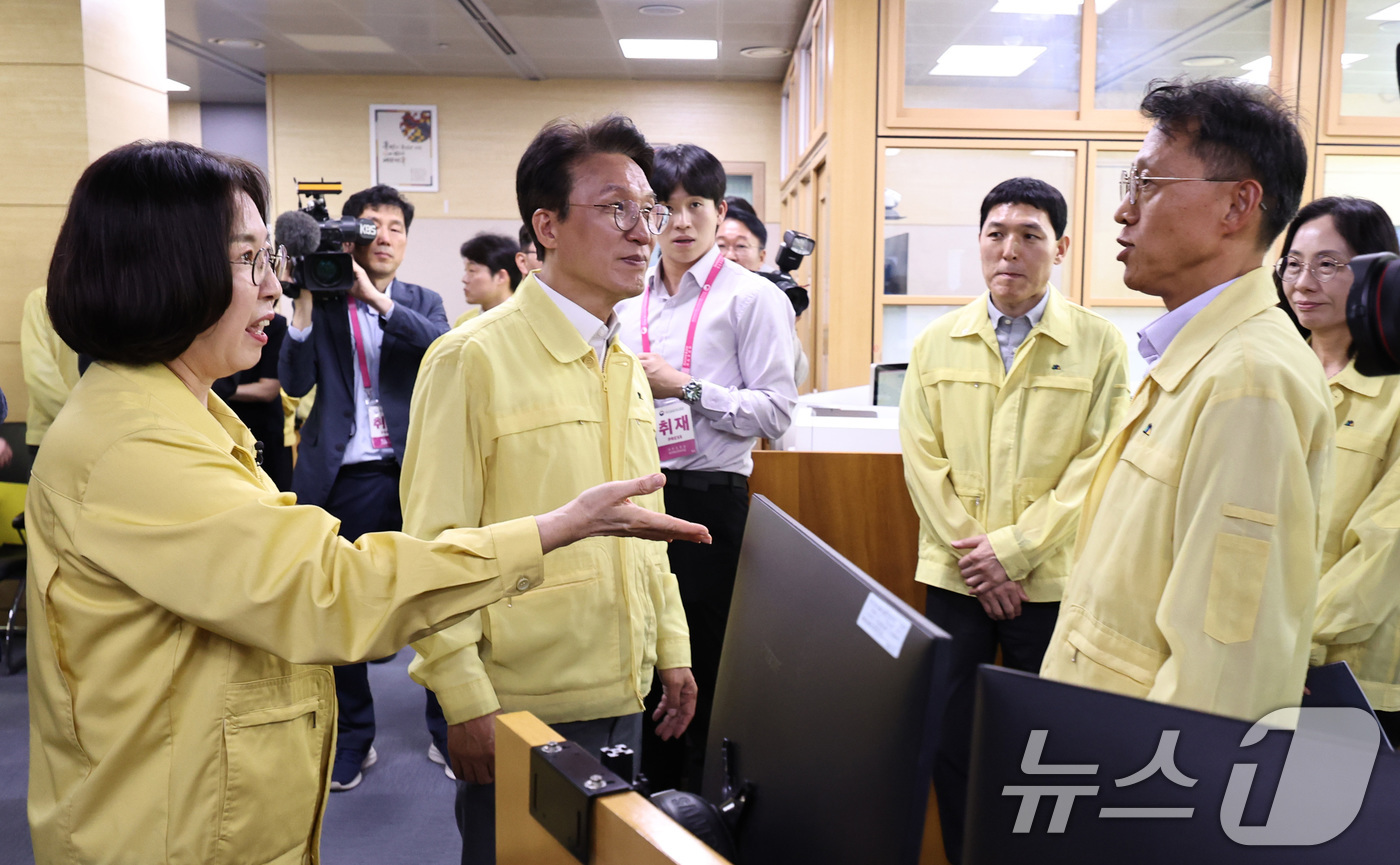 (서울=뉴스1) 구윤성 기자 = 김민석 국무총리가 5일 서울 동작구 기상청 국가지진화산종합상황실을 방문해 직원들을 격려하고 있다. 2026.6.5/뉴스1