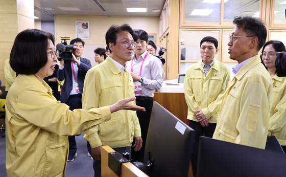 기상청 직원 격려하는 김민석 총리