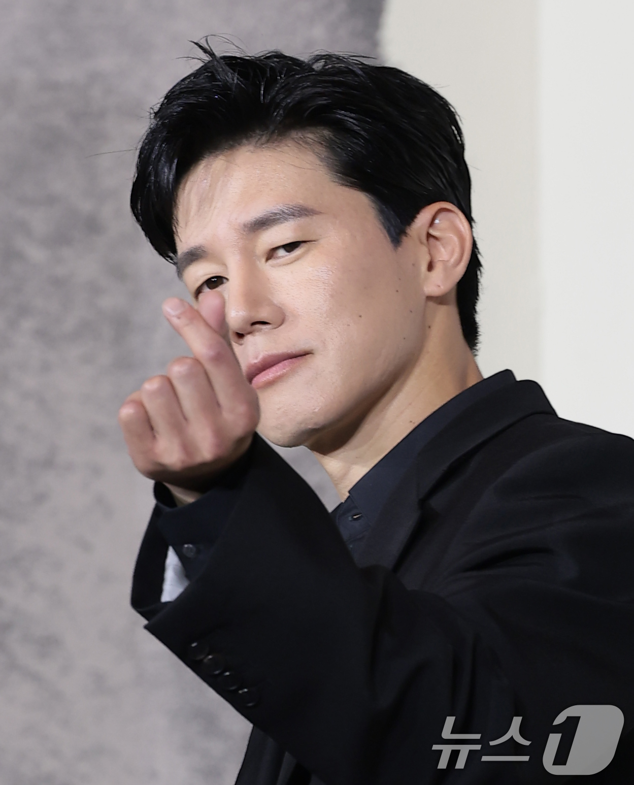 (서울=뉴스1) 권현진 기자 = 배우 김무열이 5일 서울 중구 앰배서더 서울 풀만 호텔에서 열린 넷플릭스 시리즈 '참교육'(감독 홍종찬) 제작발표회에서 포즈를 취하고 있다.'참교육 …