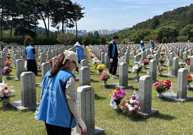 "독립운동 정신 잇겠다"…자생한방병원, 국립현충원 헌화·참배