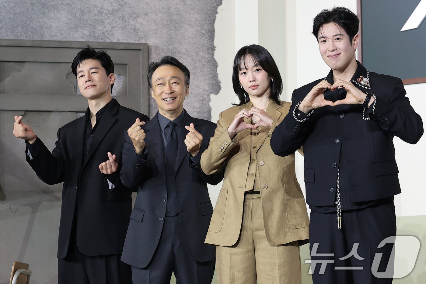 본문 이미지 - 배우 김무열(왼쪽부터)과 이성민, 진기주, 표지훈이 5일 서울 중구 앰배서더 서울 풀만 호텔에서 열린 넷플릭스 시리즈 '참교육'(감독 홍종찬) 제작발표회에서 포즈를 취하고 있다. '참교육'은 선넘는 학생, 교사, 학부모로 인해 무너진 대한민국의 교권과 교육현장을 지키기 위해 창설된 교권보호국의 통쾌하고 시원한 참교육을 그린 이야기다. 2026.6.5 ⓒ 뉴스1 권현진 기자