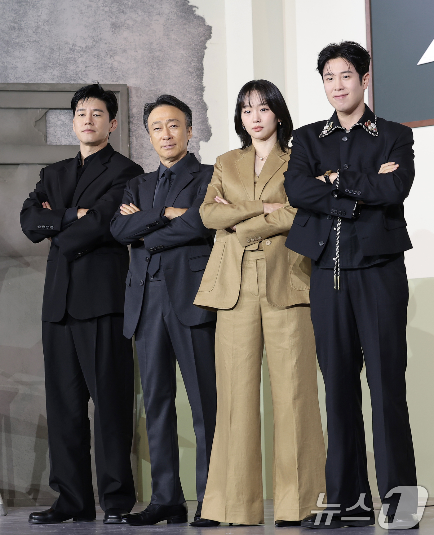 (서울=뉴스1) 권현진 기자 = 배우 김무열(왼쪽부터)과 이성민, 진기주, 표지훈이 5일 서울 중구 앰배서더 서울 풀만 호텔에서 열린 넷플릭스 시리즈 '참교육'(감독 홍종찬) 제작 …
