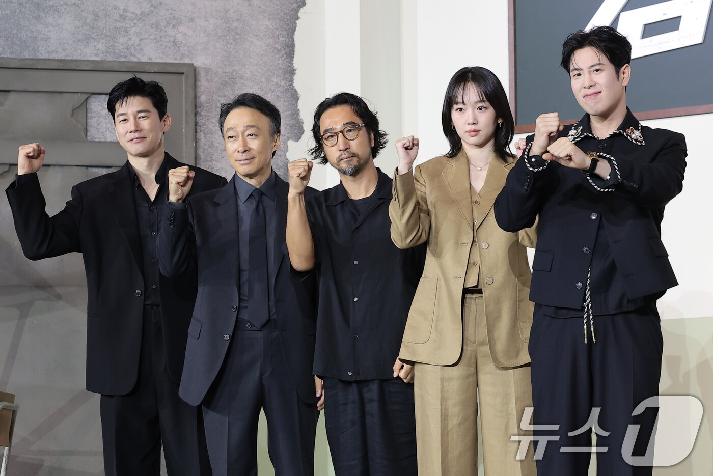 본문 이미지 - 배우 김무열(왼쪽부터)과 이성민, 홍종찬 감독, 진기주, 표지훈이 5일 서울 중구 앰배서더 서울 풀만 호텔에서 열린 넷플릭스 시리즈 '참교육' 제작발표회에서 포즈를 취하고 있다. '참교육'은 선넘는 학생, 교사, 학부모로 인해 무너진 대한민국의 교권과 교육현장을 지키기 위해 창설된 교권보호국의 통쾌하고 시원한 참교육을 그린 이야기다. 2026.6.5 ⓒ 뉴스1 권현진 기자