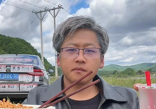 "내가 젠슨 황이다"…머리에 밀가루 뿌린 中크리에이터 인기