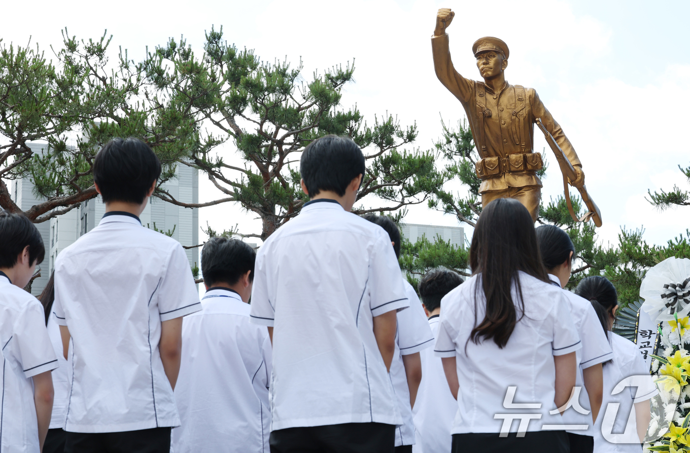 (수원=뉴스1) 김영운 기자 = 현충일을 하루 앞둔 5일 경기 수원시 팔달구 수원고등학교에서 열린 '6.25 참전 동문 학도병 추모 헌화식'에서 수원중·고등학교 학생들이 6.25 …