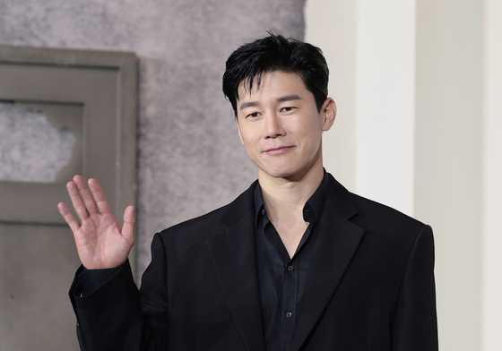 김무열, 부드러운 손 인사