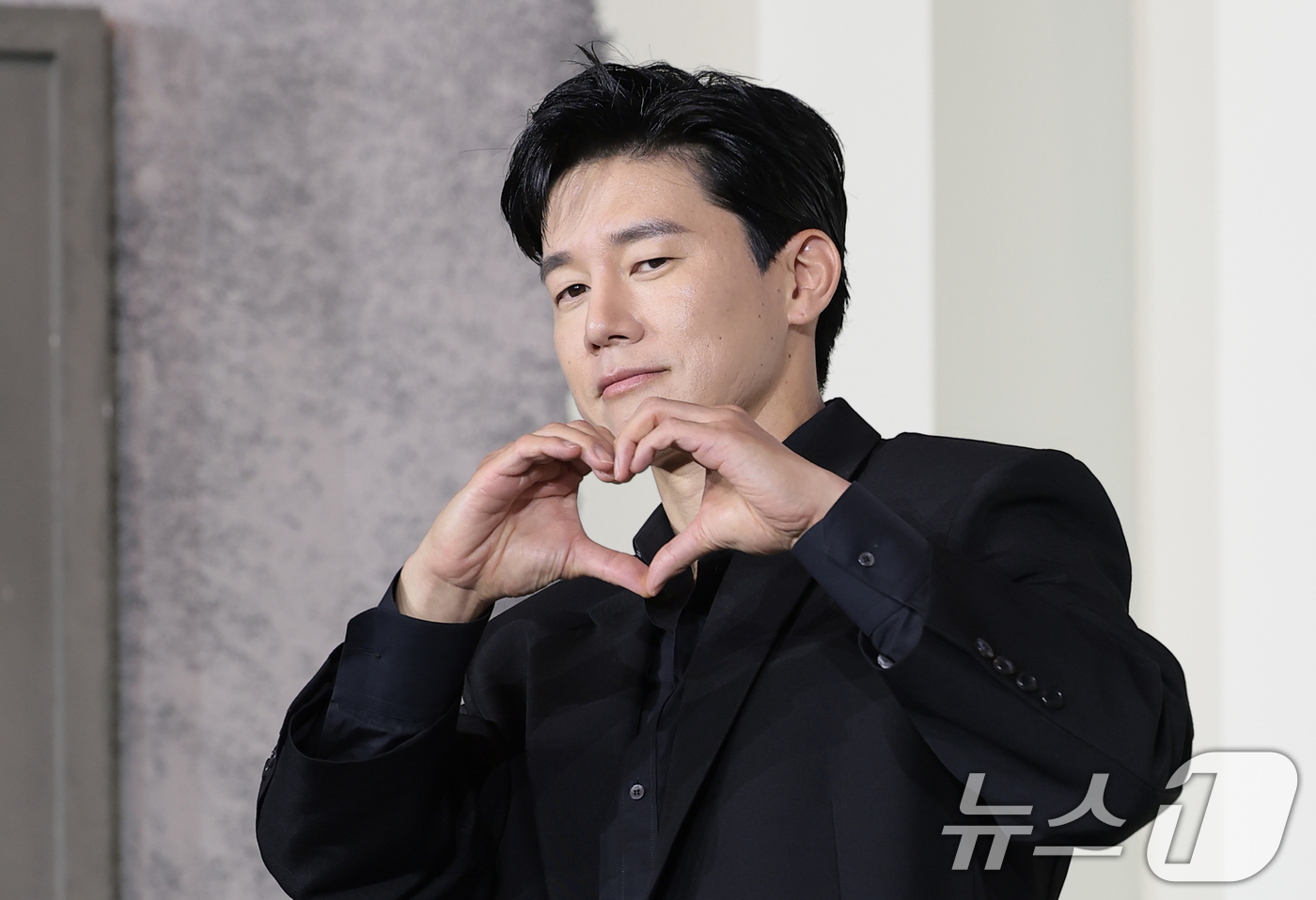 (서울=뉴스1) 권현진 기자 = 배우 김무열이 5일 서울 중구 앰배서더 서울 풀만 호텔에서 열린 넷플릭스 시리즈 '참교육'(감독 홍종찬) 제작발표회에서 포즈를 취하고 있다.'참교육 …