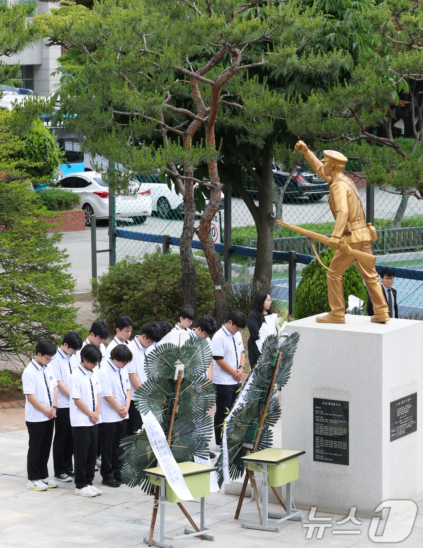 (수원=뉴스1) 김영운 기자 = 현충일을 하루 앞둔 5일 경기 수원시 팔달구 수원고등학교에서 열린 '6.25 참전 동문 학도병 추모 헌화식'에서 수원중·고등학교 학생들이 6.25 …