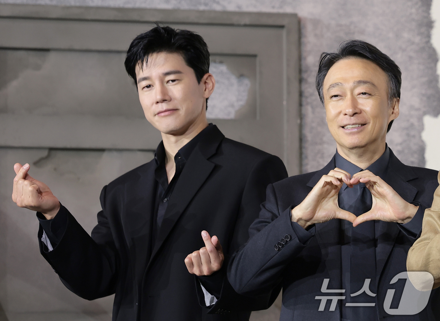 (서울=뉴스1) 권현진 기자 = 배우 김무열과 이성민(오른쪽)이 5일 서울 중구 앰배서더 서울 풀만 호텔에서 열린 넷플릭스 시리즈 '참교육'(감독 홍종찬) 제작발표회에서 포즈를 취 …