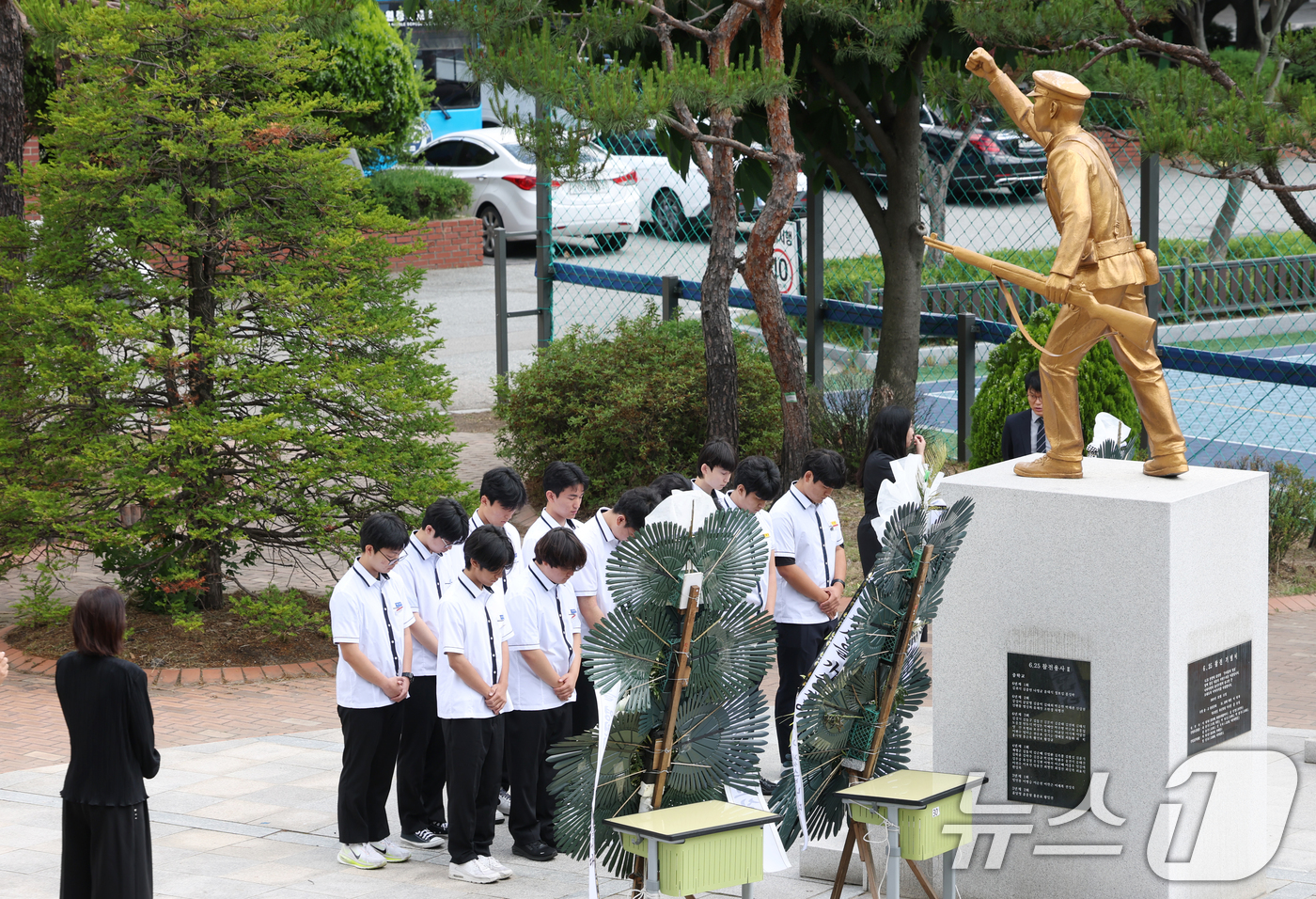 (수원=뉴스1) 김영운 기자 = 현충일을 하루 앞둔 5일 경기 수원시 팔달구 수원고등학교에서 열린 '6.25 참전 동문 학도병 추모 헌화식'에서 수원중·고등학교 학생들이 6.25 …