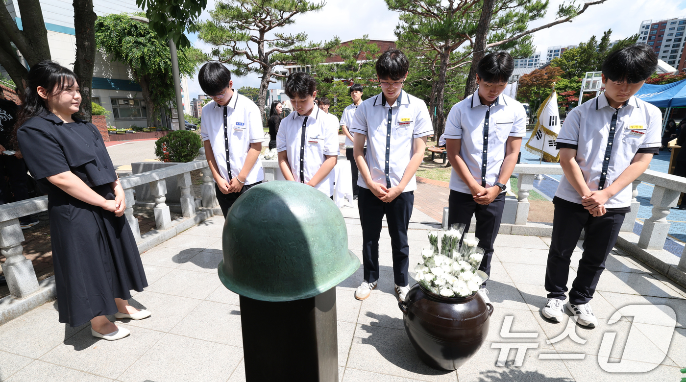 (수원=뉴스1) 김영운 기자 = 현충일을 하루 앞둔 5일 경기 수원시 팔달구 수원고등학교에서 열린 '6.25 참전 동문 학도병 추모 헌화식'에서 수원중·고등학교 학생들이 6.25 …