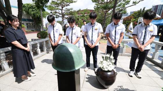 수원고등학교에서 열린 6.25 참전 동문 학도병 추모 헌화식