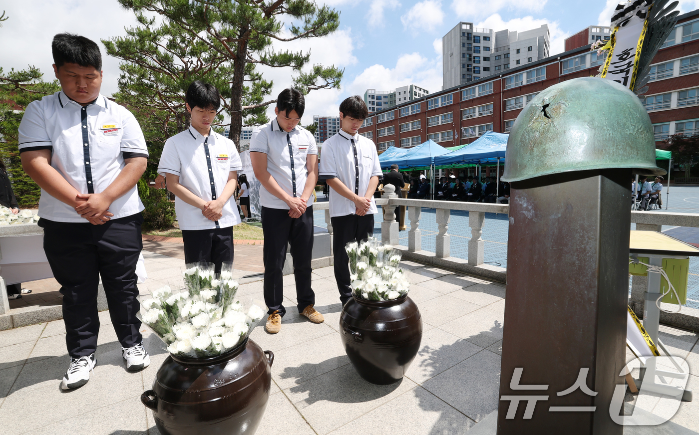 (수원=뉴스1) 김영운 기자 = 현충일을 하루 앞둔 5일 경기 수원시 팔달구 수원고등학교에서 열린 '6.25 참전 동문 학도병 추모 헌화식'에서 수원중·고등학교 학생들이 6.25 …