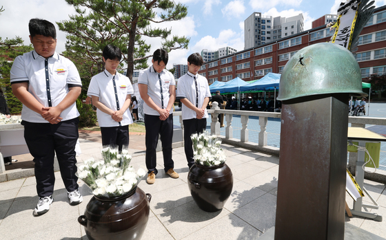 수원고등학교에서 열린 6.25 참전 동문 학도병 추모 헌화식