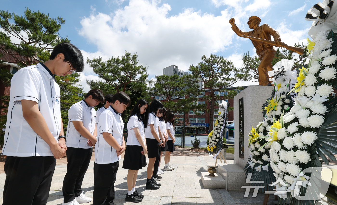 (수원=뉴스1) 김영운 기자 = 현충일을 하루 앞둔 5일 경기 수원시 팔달구 수원고등학교에서 열린 '6.25 참전 동문 학도병 추모 헌화식'에서 수원중·고등학교 학생들이 6.25 …