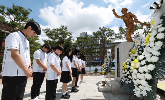 학도병 참전용사 기리며 묵념하는 학생들