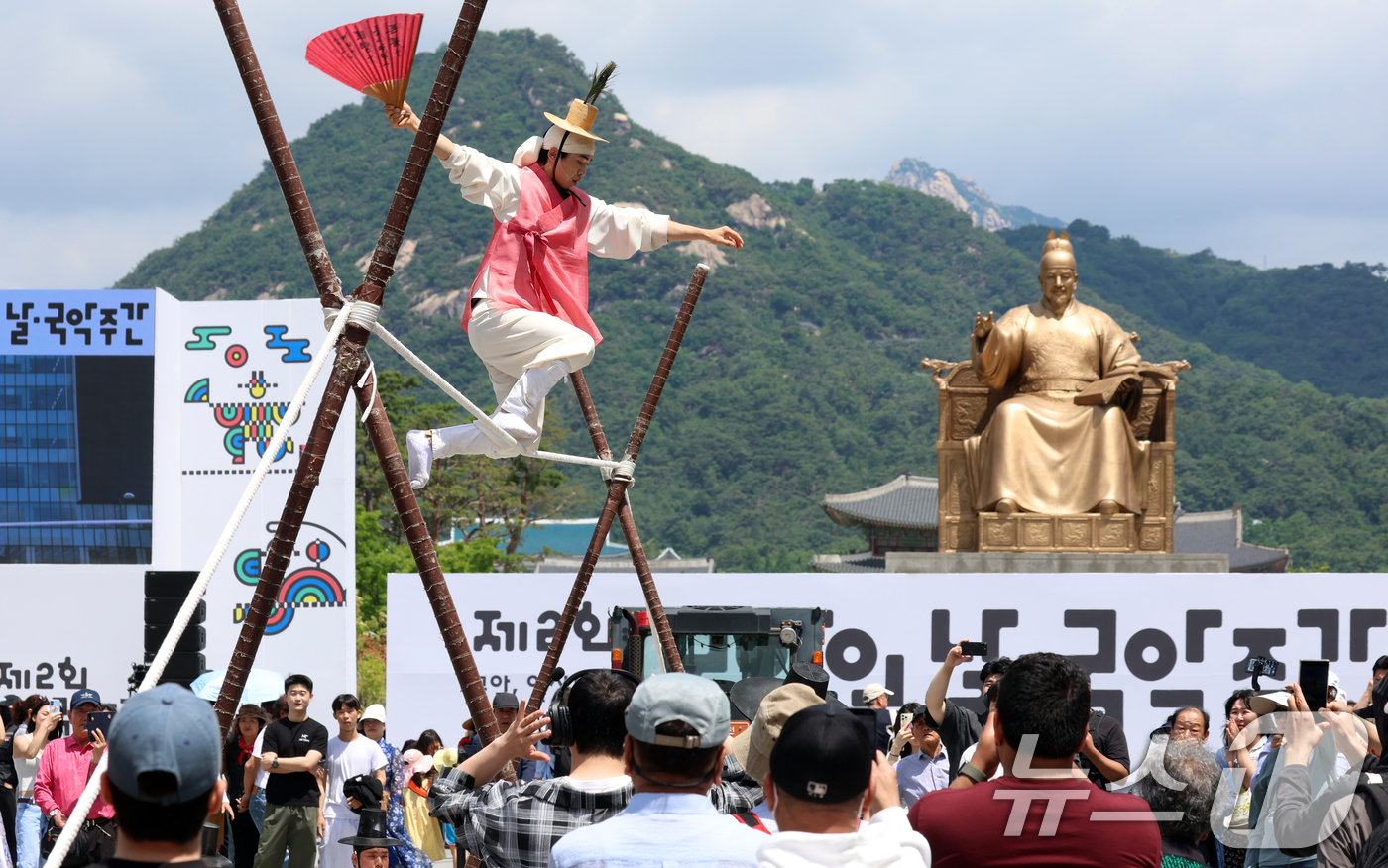 (서울=뉴스1) 김명섭 기자 = 5일 서울 광화문광장에서 열린 국악의날·국악주간 행사에서 어름사니 남창동의 줄타기 공연이 펼쳐지고 있다. 2026.6.5/뉴스1
