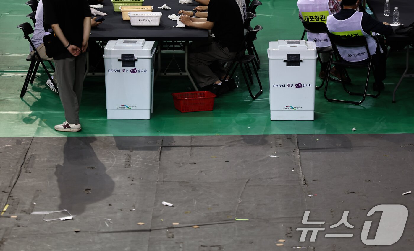 본문 이미지 - 5일 서울 송파구 올림픽공원 핸드볼경기장에서 '투표용지 부족 사태'가 불거져 개표가 미뤄졌던 잠실7동 제2투표소 투표함의 개표가 진행되고 있다. 2026.6.5 ⓒ 뉴스1 김도우 기자