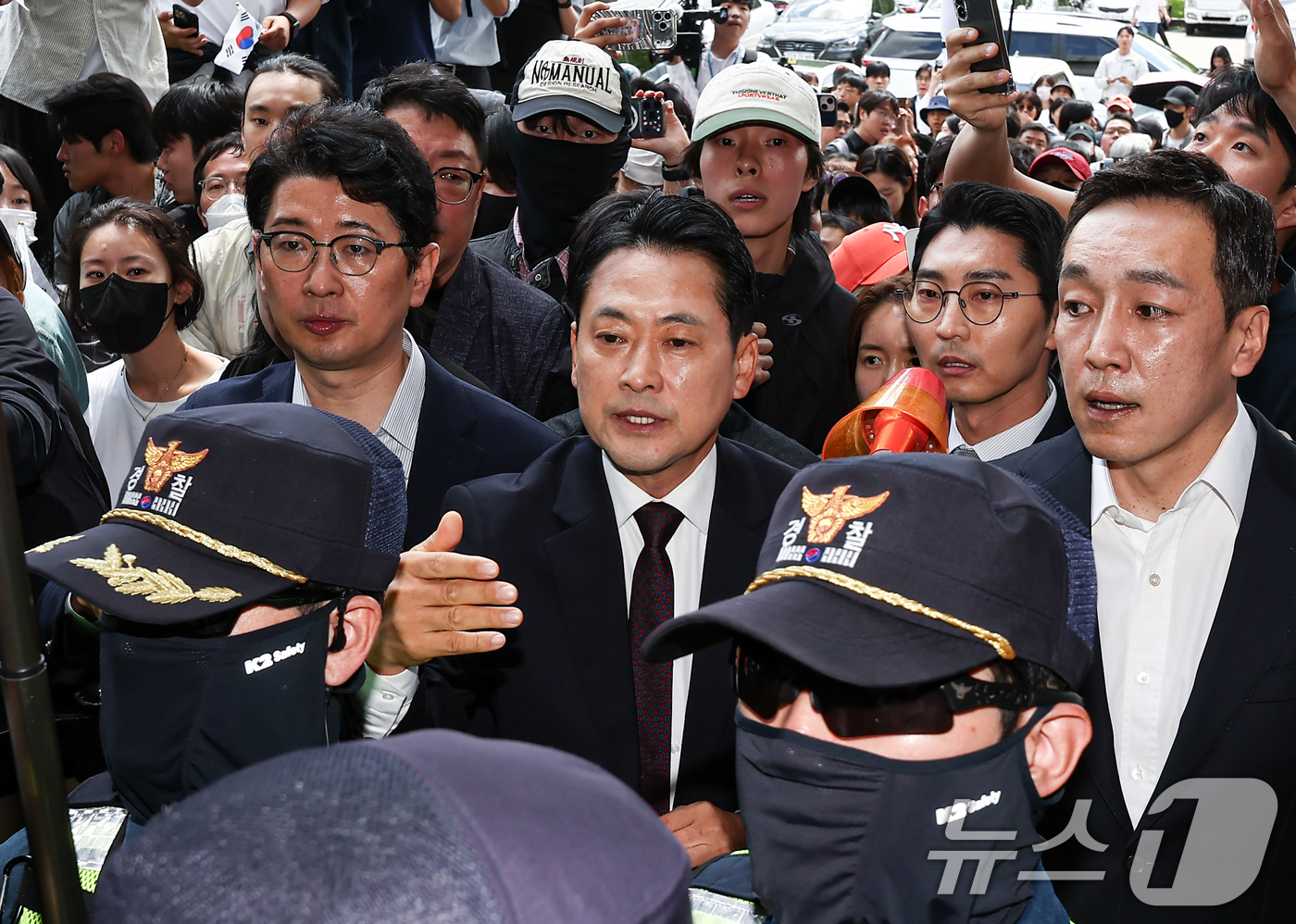 (서울=뉴스1) 김도우 기자 = 장동혁 국민의힘 대표가 5일 서울 송파구 잠실7동 제2투표소에서 이송된 투표함 개표소인 올림픽공원 핸드볼경기장에 도착하고 있다. 2026.6.5/뉴 …