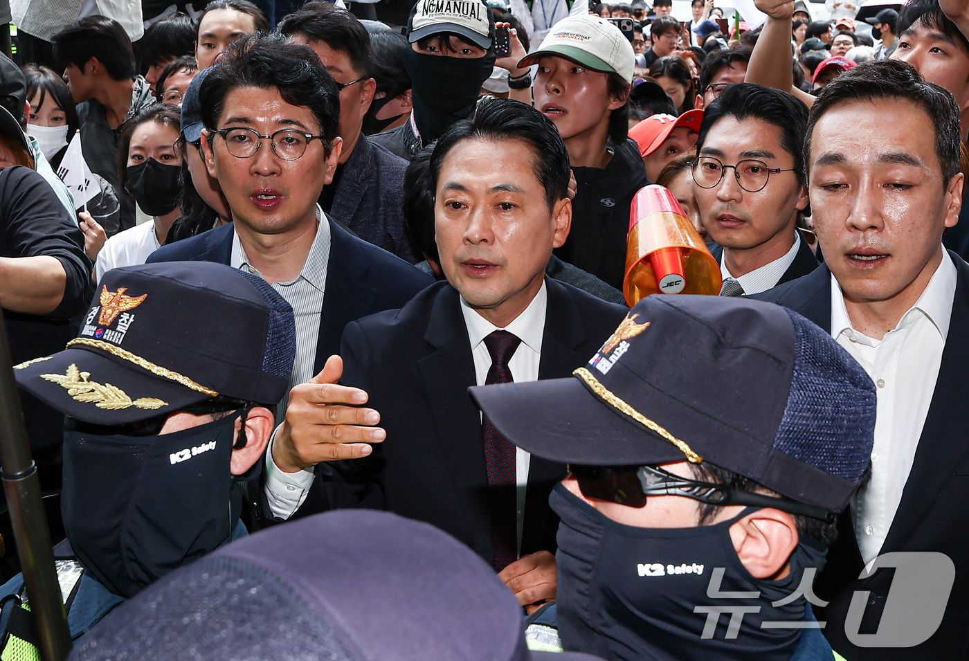 (서울=뉴스1) 김도우 기자 = 장동혁 국민의힘 대표가 5일 서울 송파구 잠실7동 제2투표소에서 이송된 투표함 개표소인 올림픽공원 핸드볼경기장에 도착하고 있다. 2026.6.5/뉴 …