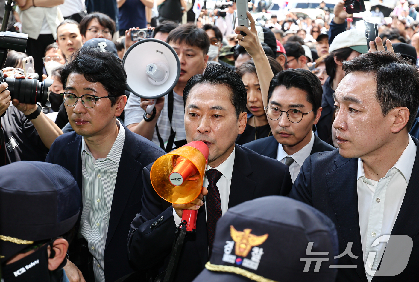 (서울=뉴스1) 김도우 기자 = 장동혁 국민의힘 대표가 5일 서울 송파구 잠실7동 제2투표소에서 이송된 투표함 개표소인 올림픽공원 핸드볼경기장에 도착해 확성기를 이용해 발언하고 있 …