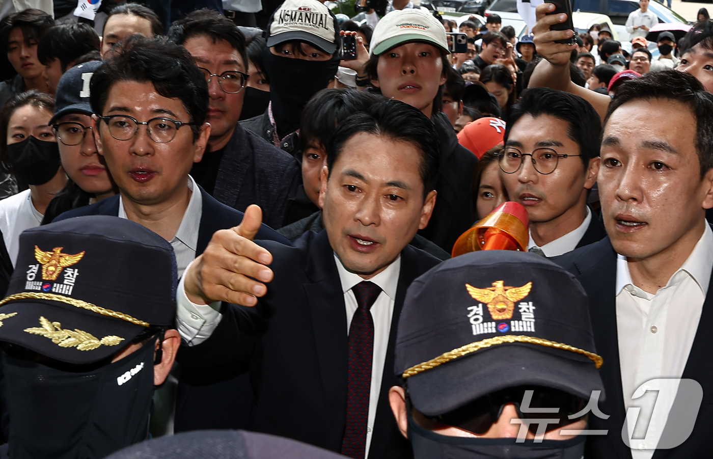 (서울=뉴스1) 김도우 기자 = 장동혁 국민의힘 대표가 5일 서울 송파구 잠실7동 제2투표소에서 이송된 투표함 개표소인 올림픽공원 핸드볼경기장에 도착하고 있다. 2026.6.5/뉴 …