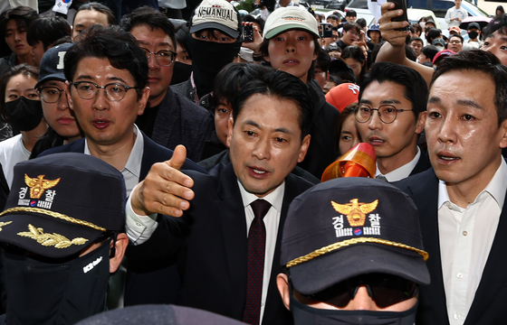 지선 끝 '장동혁 사퇴론' 분출…張, 투표소 시위대 찾아 "함께 싸우겠다"