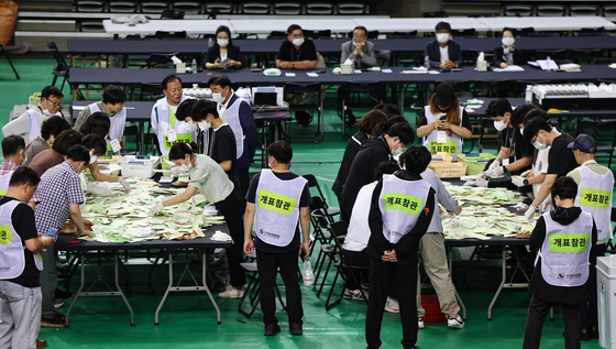 개표 시작된 '투표용지 부족 사태' 잠실 투표함