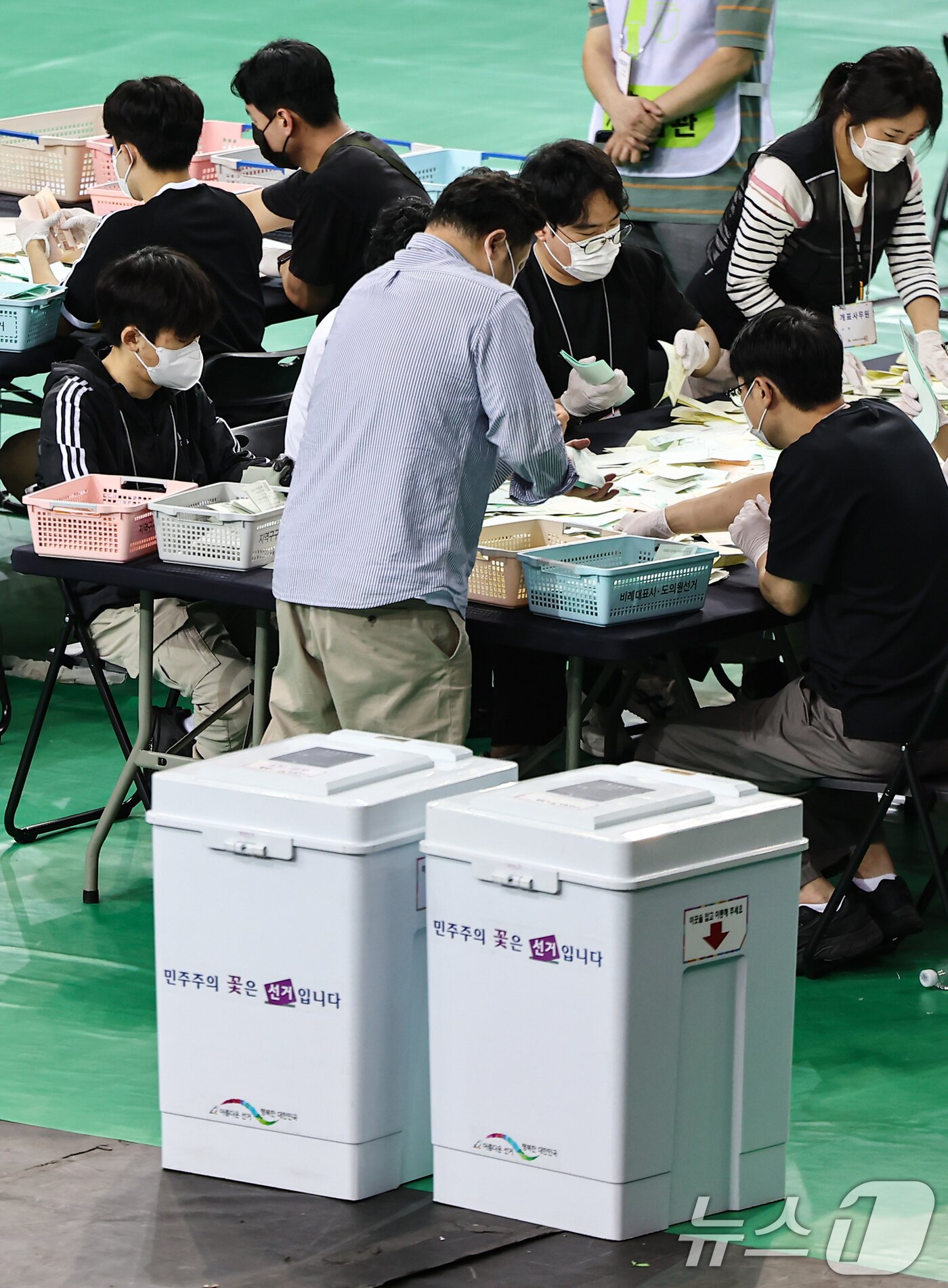 본문 이미지 - 5일 서울 송파구 올림픽공원 핸드볼경기장에서 '투표용지 부족 사태'가 불거져 개표가 미뤄졌던 잠실7동 제2투표소 투표함의 개표가 진행되고 있다. 2026.6.5 ⓒ 뉴스1 김도우 기자