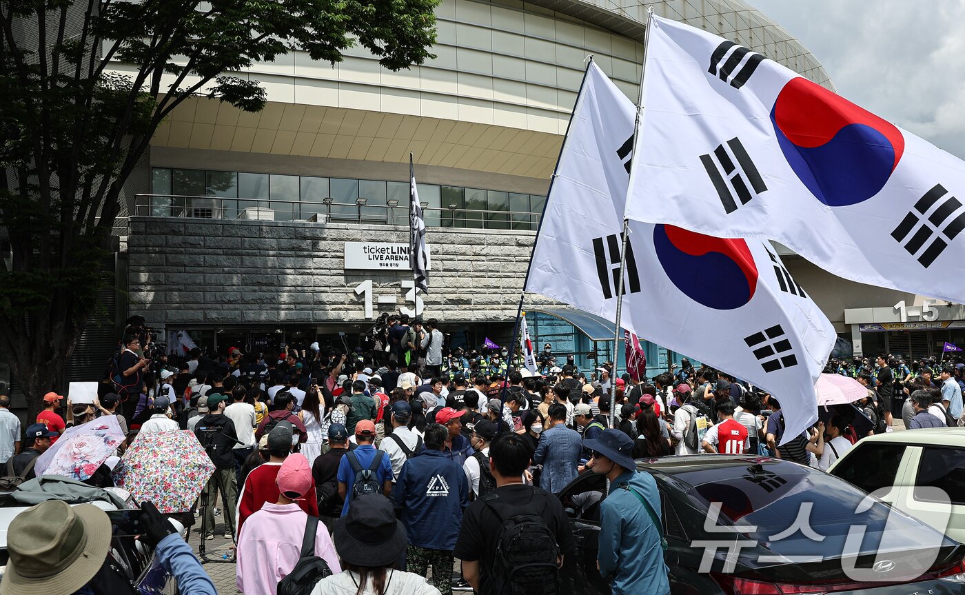 본문 이미지 - 5일 서울 송파구 잠실7동 제2투표소에서 이송된 투표함 개표소인 올림픽공원 핸드볼경기장 앞에서 시민들이 불법선거를 주장하며 경찰과 대치하고 있다. 2026.6.5 ⓒ 뉴스1 김도우 기자
