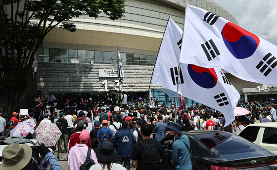 투표소에 이어 개표소도 부정선거 시위에 '봉쇄'…"재선거" 주장