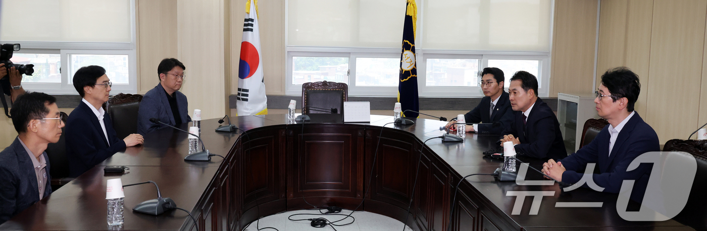 (서울=뉴스1) 황기선 기자 = 장동혁 국민의힘 대표가 5일 오후 서울 종로구 서울시선거관리위원회를 항의 방문해 선관위 관계자들을 면담하고 있다. 2026.6.5/뉴스1