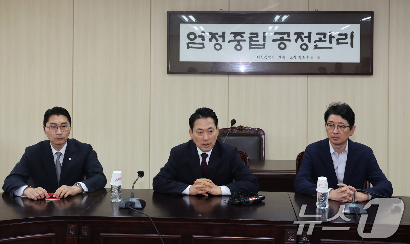 (서울=뉴스1) 황기선 기자 = 장동혁 국민의힘 대표가 5일 오후 서울 종로구 서울시선거관리위원회를 항의 방문해 선관위 관계자들을 면담하고 있다. 2026.6.5/뉴스1