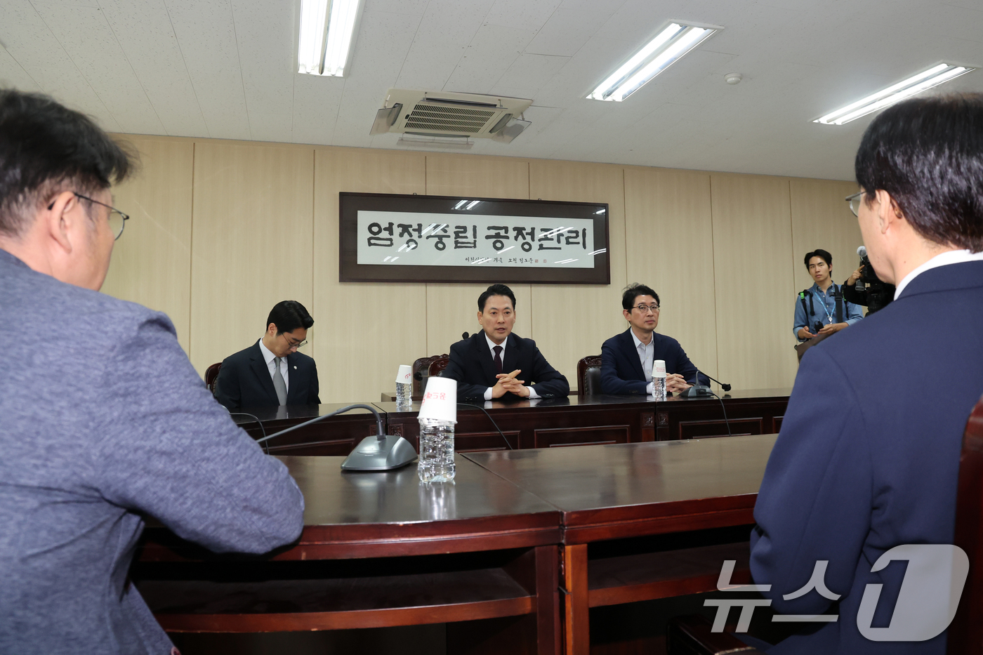 (서울=뉴스1) 황기선 기자 = 장동혁 국민의힘 대표가 5일 오후 서울 종로구 서울시선거관리위원회를 항의 방문해 선관위 관계자들을 면담하고 있다. 2026.6.5/뉴스1