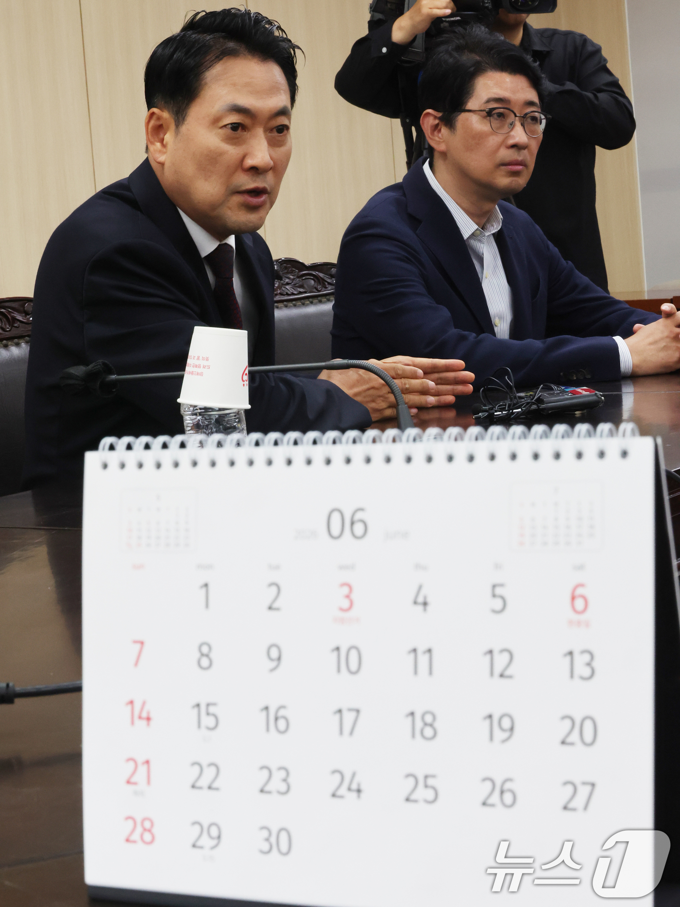 (서울=뉴스1) 황기선 기자 = 장동혁 국민의힘 대표가 5일 오후 서울 종로구 서울시선거관리위원회를 항의 방문해 발언을 하고 있다. 2026.6.5/뉴스1