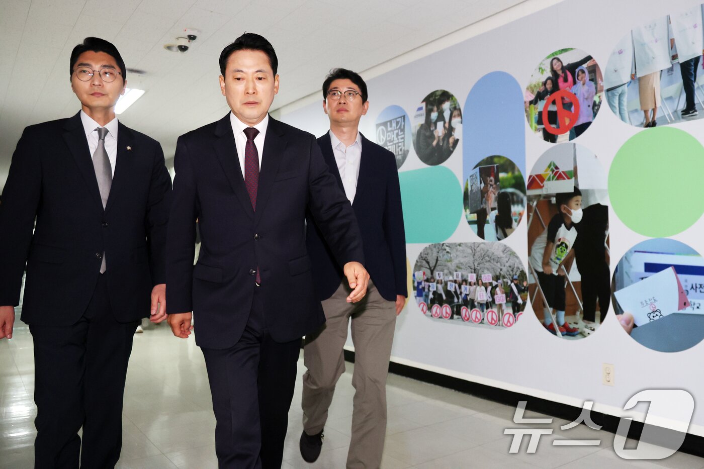 본문 이미지 - 장동혁 국민의힘 대표가 5일 오후 6·3지방선거 투표용지 부족 사태와 관련 서울 종로구 서울시선거관리위원회를 항의 방문하고 있다. 왼쪽부터 박준태 의원, 장 대표, 주진우 의원. 2026.6.5 ⓒ 뉴스1 황기선 기자