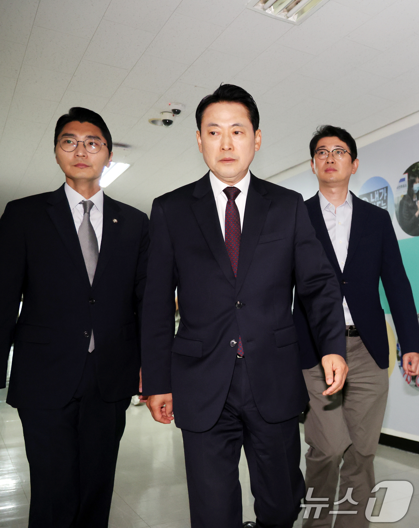 (서울=뉴스1) 황기선 기자 = 장동혁 국민의힘 대표가 5일 오후 6·3지방선거 투표용지 부족 사태와 관련 서울 종로구 서울시선거관리위원회를 항의 방문하고 있다.왼쪽부터 박준태 의 …