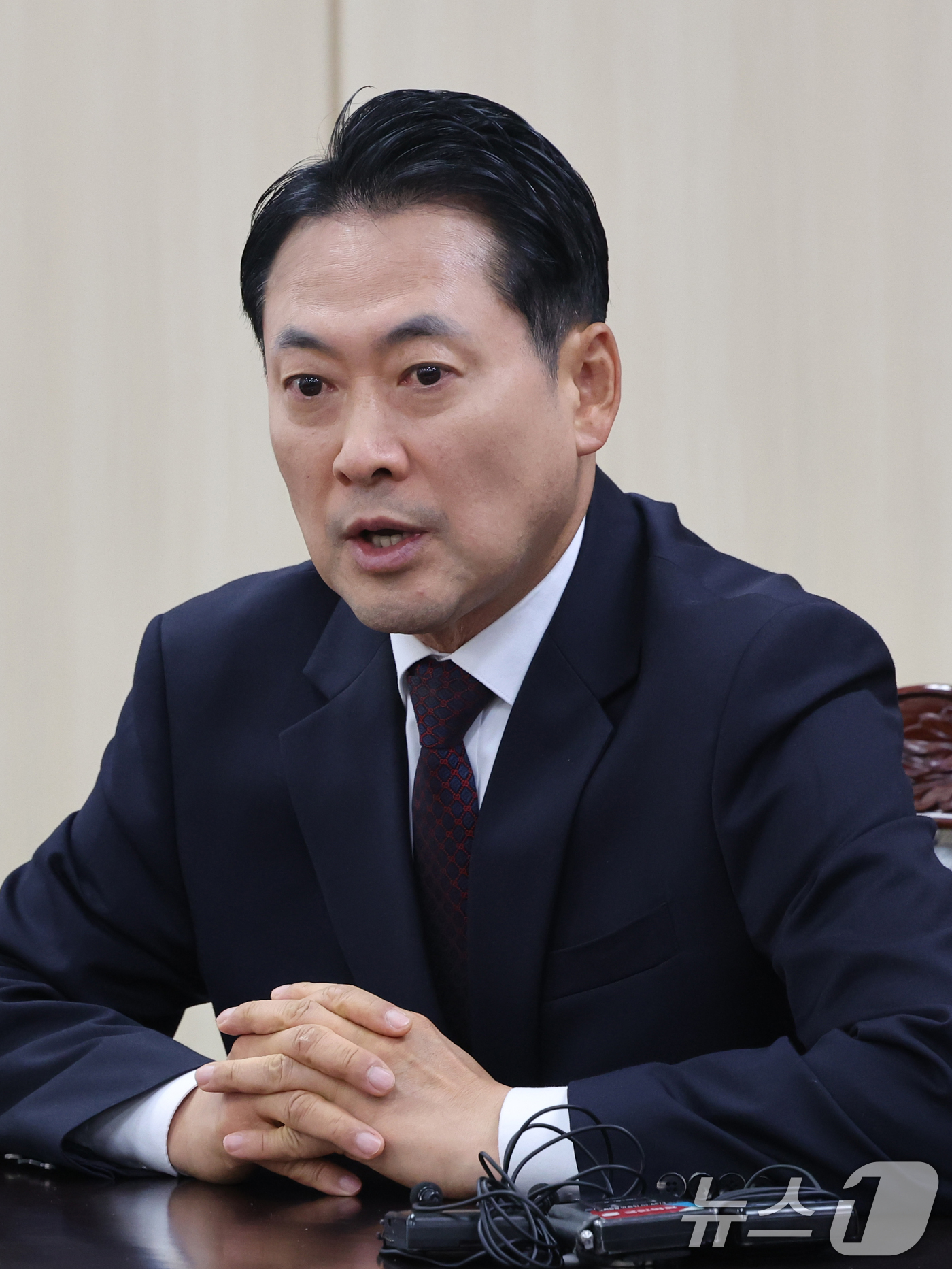 (서울=뉴스1) 황기선 기자 = 장동혁 국민의힘 대표가 5일 오후 서울 종로구 서울시선거관리위원회를 항의 방문해 6·3지방선거 투표용지 부족 사태와 관련 선관위 관계자들을 면담하고 …