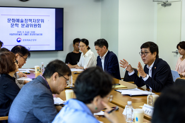 문학계 "공공대출권 도입 공론화" 요구…문학나눔·세종도서 개편도 논의(종합)