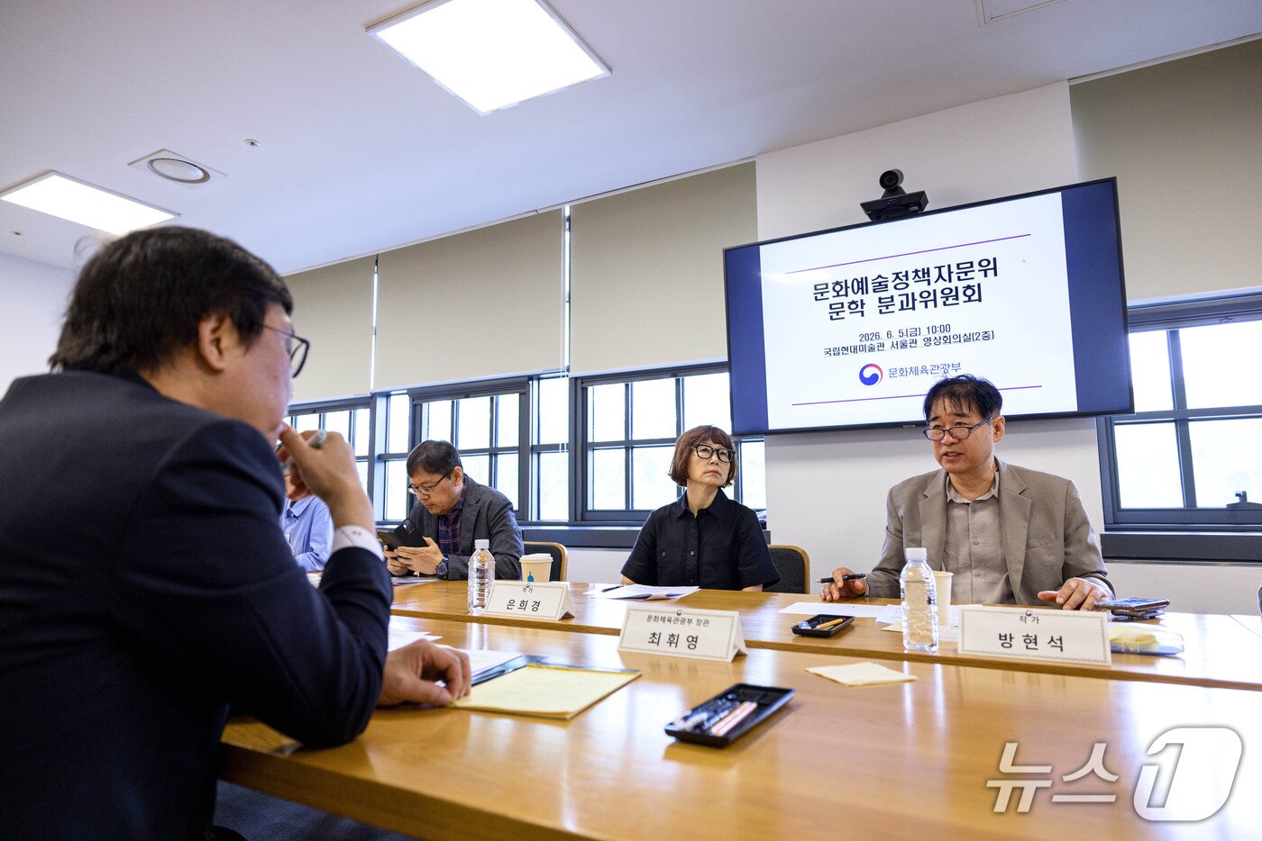 본문 이미지 - 최휘영 문체부 장관 문화예술정책자문위원회 제3차 문학분과 회의 최휘영 문화체육관광부 장관이 5일 서울 종로구 국립현대미술관 서울관에서 열린 문화예술정책자문위원회 제3차 문학분과 회의에서 위원들과 문학 분야 주요 현안과 향후 정책 방향을 논의하고 있다.