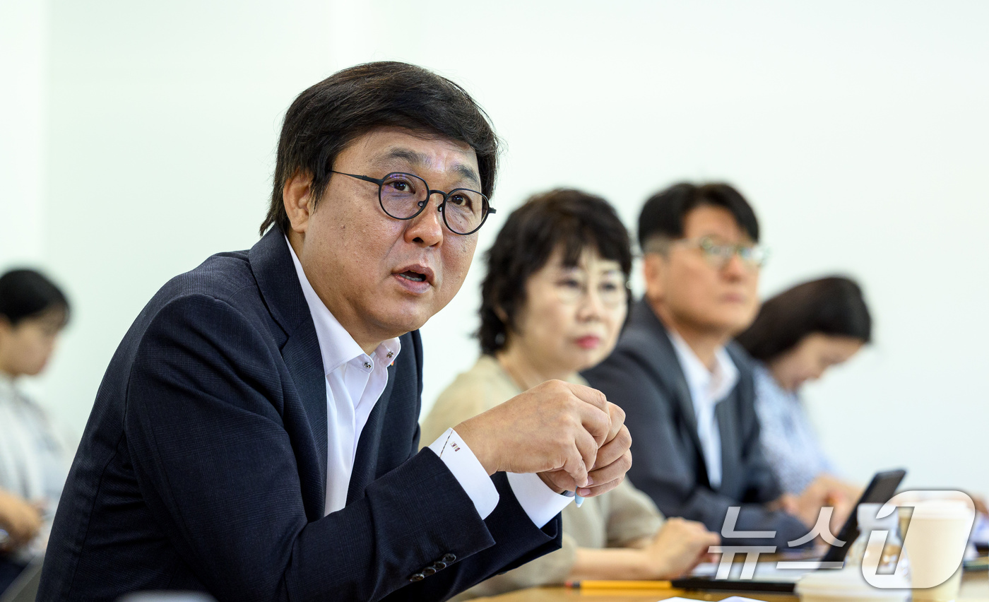 (서울=뉴스1) = 최휘영 문화체육관광부 장관이 5일 서울 종로구 국립현대미술관 서울관에서 열린 문화예술정책자문위원회 제3차 문학 분과 회의에서 위원들과 문학 분야 주요 현안과 향 …