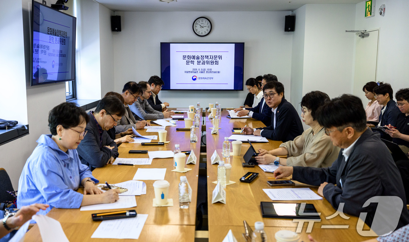 (서울=뉴스1) = 최휘영 문화체육관광부 장관이 5일 서울 종로구 국립현대미술관 서울관에서 열린 문화예술정책자문위원회 제3차 문학 분과 회의에서 위원들과 문학 분야 주요 현안과 향 …